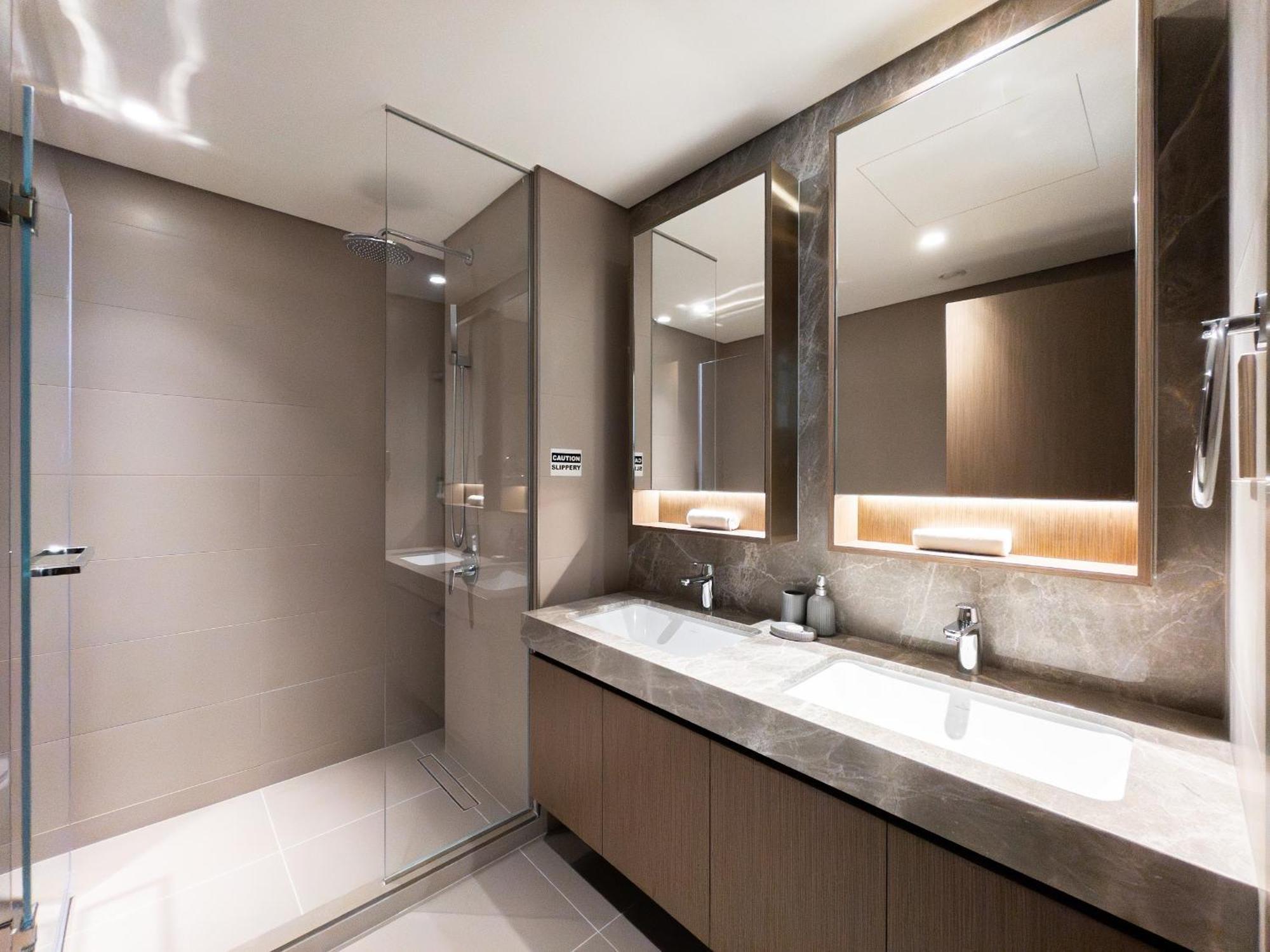 Live On A Private - Sea View 2br Near Marina Dubai
